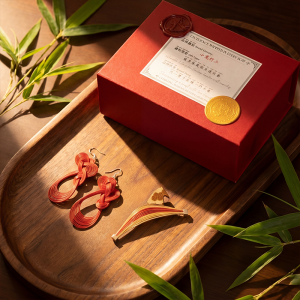 HDELIWUQINGDAN | Handmade Heritage Bamboo Brooch Red