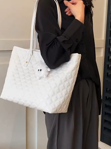 EchoBliss กระเป๋าสะพายสไตล์ทอตสำหรับผู้หญิง ปี สปริง ดีไซน์ควิลต์ ขนาดใหญ่ พร้อมตุ๊กตาแขวนน่ารัก เหมาะสำหรับใช้ในชีวิตประจำวันและเรียน