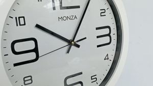 Jam Dinding Besar Kantor Kamar Ruang Tamu Polos Minimalis Hitam Putih Angka Besar Diameter 32cm Monza M1