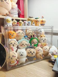 ช่องเก็บของ Acrylic Chiikawa Doll Display Box ช่องเก็บของแบบแขวน ชั้นวางของ Acrylic ชั้นวางของแบบลำลองสำหรับผู้ใหญ่