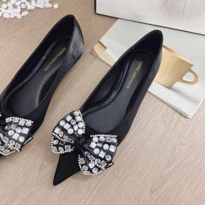 Giày bệt mũi nhọn gắn nơ đá sang trẻ trung