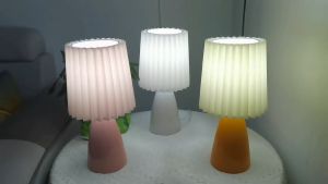 Đèn bàn màu hồng dạ quang Đèn hồng để bàn dạ quang Đèn ngủ bằng gốm chao đèn xếp li bằng vải cho văn phòng
