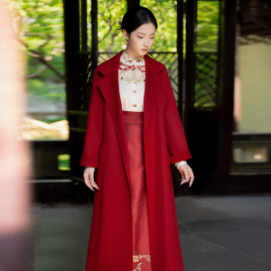 เสื้อคลุมขนสัตว์ผ้าขนสัตว์ผสมขนแกะและขนสัตว์สำหรับผู้หญิง ทรงยาวปานกลาง สีแดง สำหรับผู้หญิงที่แต่งงานในฤดูหนาว กระดุมปิด