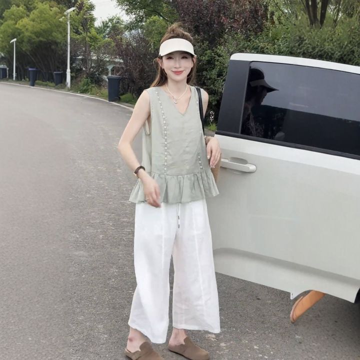Elegant%20Silk-Linen%20Blend%20Two-Piece%20Set%20Women's%20V-Neck%20Flared%20Sleeveless%20Top%20and%20Wide%20Leg%20Crop%20Pants%20-%20Image%206