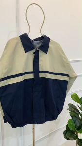 เสื้อแขนยาว ผ้าคอมทวิว สีครีม-กรม เอวจั๊ม ซับลายสก็อต แขนมีกระดูม กันหนาว ราคาโรงงาน พร้อมส่งราคาถูก