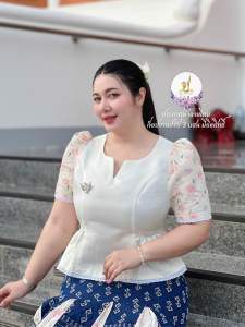 Z100(เฉพาะเสื้อ)เสื้อคอวีผ้าไหมลาวอัดกาวทั้งตัวแต่งเอวจีบแขนแต่งระบายลูกไม้ปักฉลุงานซิปหลัง