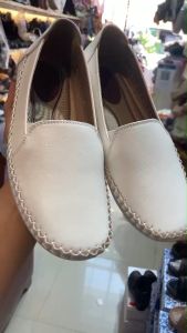 รองเท้าพยาบาลสีขาว พื้นรองเท้าน้ำหนักเบา ยืดหยุ่น รองรับแรงกระแทก มีขนาดตั้งแต่ 36-41 .  คัชชูสุขภาพ สีขาว พื้นนุ่ม เมมโมรี่โฟม งานเย็บ หนังนิ่ม ของEnrich piners  วัสดุหนัง พื้นนุ่ม ใส่สบาย