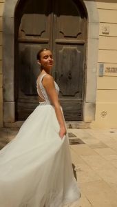 GAUN PERNIKAHAN WEDDING DRESS TANPA LENGAN DENGAN HIASAN BERKILAU MUTIARA MEWAH BALLGOWN EKOR