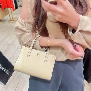 Túi T0RY [Fullbox] Da Hạt Logo Mạ Vàng Dập Nổi Size 20cm (Auth Tuồn)