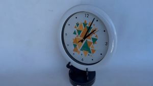 Jam Dinding Triangle 06 Motif Geometris Segitiga Unik Mesin Quartz Sweep Silent 30cm
