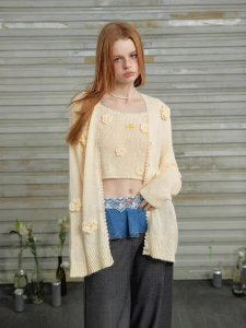 unifree | Áo Sweater Len Mềm Mại Họa Tiết Hoa Rơi Tự Do Phong Cách Hàn Quốc Cổ Điển Màu Vàng