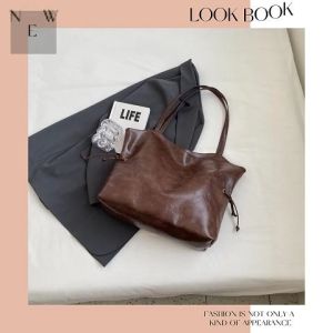 PiShops พร้อมส่งในไทย กระเป๋าสะพายไหล่ หนัง Pu ทรงโท้ท ขนาดใหญ่ จุของได้เยอะ สีดํา สไตล์เกาหลี แต่งเชือกรูดด้านข้าง ดูดีมากแม่ เรียบง่ายแต่แมทช์ได้ทุกลุค สายแฟชั่น y2k ควรมีติดตู้เลยน๊าาา วัสดุดี คุ้มราคา กดสั่งได้เยยย