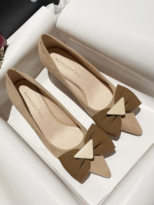 รองเท้าส้นสูงหัวแหลมเซ็กซี่สำหรับผู้หญิง ฤดูใบไม้ผลิและฤดูร้อน 2025 รองเท้าส้นเดี่ยวผู้หญิง หัวแหลม หัวเข็มขัด ผ้ากำมะหยี่ รองเท้าทำงาน 5 ซม.