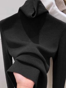 เสื้อสเวตเตอร์คอตั้งแขนยาวทรงสลิมฟิตสำหรับผู้หญิง ฤดูใบไม้ผลิและฤดูใบไม้ร่วง เสื้อชั้นในสีดำ แฟชั่นลำลอง ระบายอากาศได้ดี