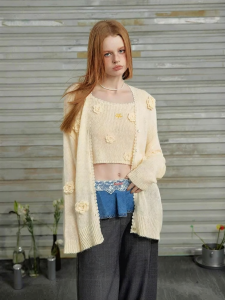 unifree | Áo Sweater Len Mềm Mại Họa Tiết Hoa Rơi Tự Do Phong Cách Hàn Quốc Cổ Điển Màu Vàng