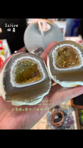 很美的白原皮原底、搭配天然黄矿“发财矿”🤑 Natural Raw White Agate x Yellow Quartz (FaCai💰)  Height: 7cm Width: 7cm Weight: 377g