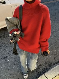 เสื้อสเวตเตอร์คอสูงสีแดง แจ็คเก็ตหนาสำหรับฤดูหนาว ทรงหลวม ปกโปโล ผ้ากำมะหยี่ ผ้าขนสัตว์ ผ้าฝ้าย ผ้าโพลีเอสเตอร์ เสื้อผ้าทำงาน