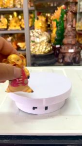 หมู หมูสีทอง ยืนถือก้อนทอง  ถือลูกท้อ กระถางทอง ยู่อี้ ประดับตกแต่ง เสริมฺฮวงจุ้ย  แก้ซง ปีกุน เรชิ่น สูง2นิ้ว