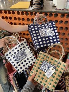 กระเป๋าถือผ้าใบจีนสีสันสดใส กระเป๋าถือแบบสะพายไหล่สำหรับผู้หญิง กระเป๋าถือลายพราง กระเป๋าถือทรงหัวใจ กระเป๋าถือลายพราง