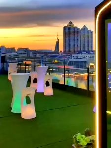 โต๊ะค็อกเทล Led เปลี่ยนสี โต๊ะบาร์ค็อกเทล เคาน์เตอร์บาร์เรืองแสง เคาน์เตอร์บาร์พลาสติกเรืองแสงเชิงพาณิชย์มัลติฟังก์ชั่น