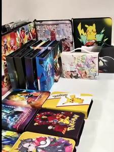 1PCS โปเกมอน อัลบั้มรวมการ์ดสะสม กระเป๋าซิปหนังแท้ สำหรับเก็บการ์ดคอลเลกชัน 4 ช่อง 50 หน้า ช่องใส่การ์ด 400 ช่อง