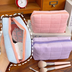 Soft Fluffy Plush Makeup Pouch / Portable Zipper Travel Toiletry Bag / Daily Cosmetics Washing Storage Bag / Fashion Household Outdoor Arrangement Handbag