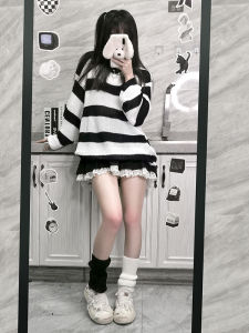 เสื้อสเวตเตอร์ถักลายทางสีขาวและสีดำ ทรงหลวม สำหรับผู้หญิง ฤดูใบไม้ร่วง 2022 ใหม่ ดีไซน์เก๋ไก๋ หวาน ลำลอง เสื้อตัวบน