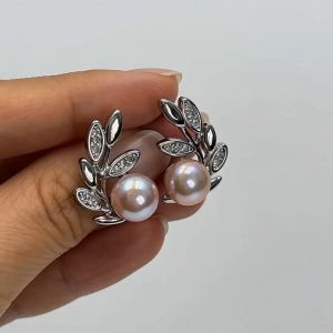 Small exquisite and stylish stud earrings minimalist design pearl stud earrings