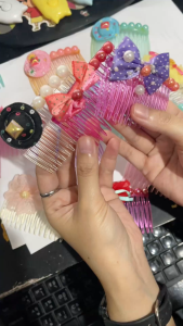 ✨หวีสับ หวีเสียบผมติดโบว์🧡แฟชั่นน่ารัก น้ำหนักเบา ไม่เจ็บศีรษะ📌สุ่มคละลาย✅พร้อมส่ง ดีไซน์โบว์น่ารัก