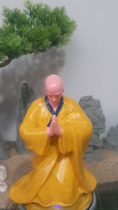Tượng tu sĩ quỳ gối bái phật tăng nhân quỳ lạy đức phật nhà sư quỳ gối bái phật. trang trí bàn trà tiểu cảnh non bộ bể cá bon sai ghép lũa..