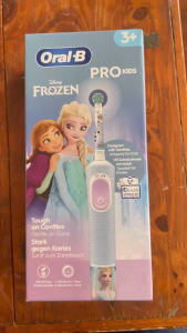 Bàn chải điện O/ra.l-B Vitality Pro Kids (Phiên bản Công chúa Băng giá Frozen)
