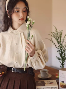 เสื้อเชิ้ตแขนยาวสีเบจสไตล์ฝรั่งเศสย้อนยุคสำหรับผู้หญิง เสื้อเชิ้ตแขนยาวทรงหลวมสไตล์ฤดูใบไม้ร่วงใหม่ ดีไซน์เก๋ไก๋ แขนโคมไฟ ผ้าโพลีเอสเตอร์ 30%