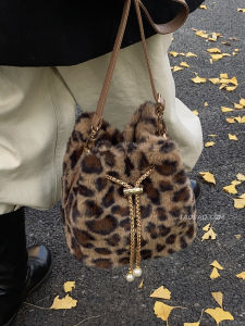 กระเป๋าสะพายข้างทรงถังขนสัตว์ลายเสือดาวสำหรับผู้หญิง ฤดูใบไม้ร่วง/ฤดูหนาว สไตล์เกาหลี กระเป๋าสะพายข้างแบบอเนกประสงค์ ปิดด้วยซิป ขนาดเล็ก น้ำหนักเบา