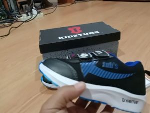 Sepatu Sekolah Anak Laki Laki Perempuan Sepatu Warna Hitam Murah Tali Perekat Rekat Kecil Tanggung Umur 2-5 Tahun PAUD TK SD SMP SMA Kelas 1 2 3 4 5 6 7 8 9 0-KIDZTUBS1535011924