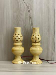 Cặp đèn thờ gỗ kiểu dáng đèn dầu tổ ong kèm bóng-đèn gỗ tràm và gỗ thông để bàn thờ cao 19cm
