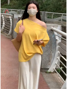 YUEZHONGWEI | Áo thun tay ngắn màu vàng kiểu Pháp không đều vai mùa hè 2025 mới rộng rãi hở vai áo thun dệt kim thoải mái thường ngày