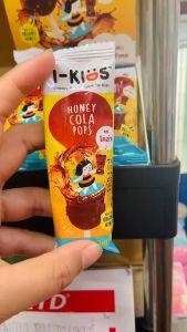 I-Kids POPS ไอ-คิดส์ ป๊อปส์ ลูกอมบรรเทาอาการไอ ระคายคอสำหรับเด็ก รสมะนาวน้ำผึ้ง/เอลเดอร์เบอรร์รี่/โคล่า/แดงมะนาว 1ซอง