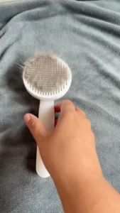 แปรงหวีขน หวีกำจัดขน สำหรับหมา แมว อ่อนโยน ไม่ทำร้ายผิวสัตว์เลี้ยง มีปุ่มดันขนออก มี 3 สี ฟ้า ชมพู