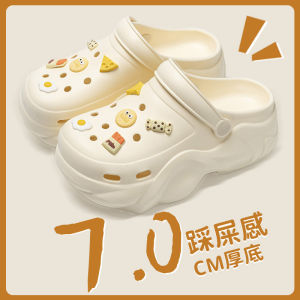 รองเท้าแตะกลวงออกสีขาวสําหรับผู้หญิง 2024 สไตล์ใหม่พร้อมก้นหนาและรองเท้าส้นสูงกันลื่นเหมาะสําหรับชุดชายหาด