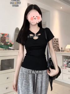 เสื้อยืดแขนสั้นคอวีสีดำสำหรับผู้หญิงไซส์ใหญ่ ทรงเข้ารูป ดีไซน์เก๋ไก๋ เสื้อผ้าทำงานสไตล์เกาหลี ฤดูร้อน 2024