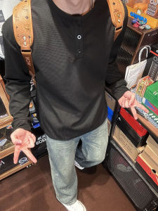 เสื้อยืดคอกลมแขนยาวสีดำสไตล์อเมริกันสำหรับผู้ชาย เสื้อคลุมกันหนาวฤดูใบไม้ร่วง ทรงหลวม ระบายอากาศได้ดี ผ้าฝ้าย ทรงพอดีตัว