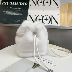 กระเป๋าถือทรงถังนุ่มสุดน่ารักสำหรับผู้หญิงในฤดูใบไม้ร่วงและฤดูหนาว กระเป๋าสะพายข้างแบบสะพายไหล่ข้างเดียว กระเป๋าขนาดเล็ก กระเป๋าใส่ของแบบมีโชคลาภ