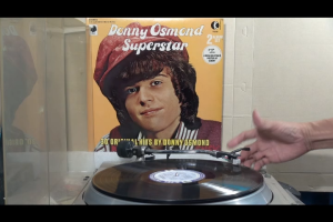2 แผ่นเสียง 12นิ้ว j18 DONNY OSMOND SUPERSTAR มีโปสเตอร์ใหญ่ แผ่นVG++ต้นแผ่น2 มีโดดข้ามร่อง ริ้วรอยบาง เสียงรบกวนน้อยนิดหน่อยไม่มีรอยลึก แผ่นล้างสะอาดแล้ว ปกVG++มีตำหนิขอบนิดหน่อย ขอบไม่ขาด สันไม่ทะลุ