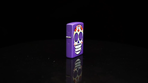 Zippo Sugar Skull Design Purple Matte Windproof Pocket Lighter 49859 (ไฟแช็กสีม่วงและไม่มีเชื้อเพลิง)