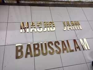 Akrilik emas tinggi 10cm alas spons untuk dekorasi dinding masjid Jami Babussalam.