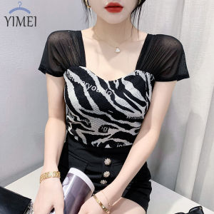 Yimei Áo thun lưới cổ chữ V gợi cảm tay ngắn nữ áo thun nữ in họa tiết chữ cái mới mùa hè 2023 Áo kim cương nổi bật thời trang nước ngoài