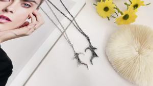 Gothic Split Wing Heart Necklace for Lovers Punk Vampire Demon Wing Antiquity Jewelry Matching Couple Valentines Gift