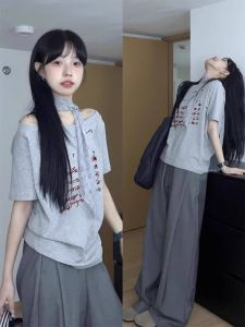 เสื้อยืดแขนสั้นไหล่ข้างสีเทาสไตล์ย้อนยุคสไตล์อเมริกันสำหรับผู้หญิงในช่วงฤดูร้อน 2025 ใหม่ล่าสุด ตัวอักษรพิมพ์ ทรงหลวม แขนสั้น ทรงหลวม