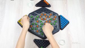 (รุ่นใหม่2024)พร้อมส่ง เดสก์ท็อป ปริศนา หมากรุกโซ่ การต่อสู้หลายคน ปฏิสัมพันธ์ ยางรัด สามเหลี่ยม เกม เดสก์ท็อป ของเล่นเพื่อการศึกษา ของเล่นเด็ก8 ปีขึ้นไป