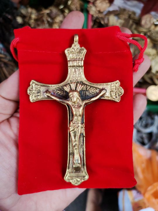 Santo Kristo sa krus gawa sa tanso